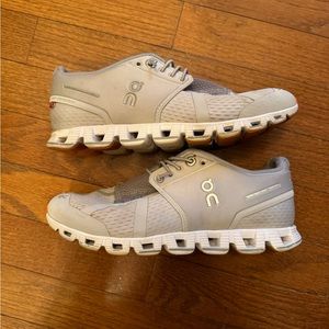 Women’s light grey On Cloud Shoes